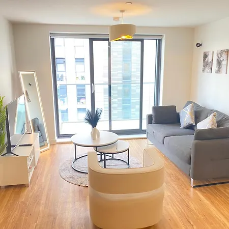 Luxury 2-bed High-rise In With Parking
