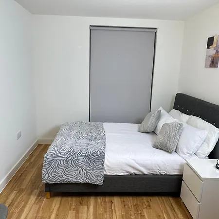 Luxury 2-bed High-rise In With Parking Apartment Manchester
