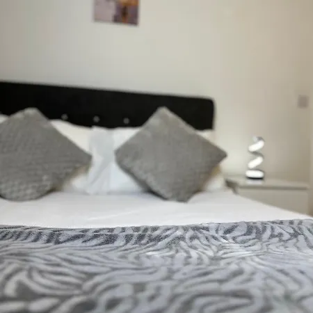 Luxury 2-bed High-rise In With Parking Apartment *