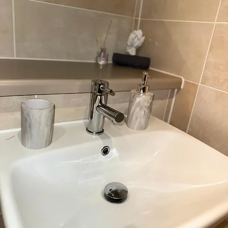 Luxury 2-bed High-rise In With Parking *