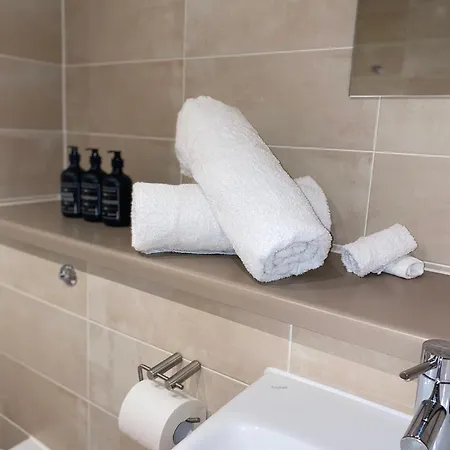Apartment Luxury 2-bed High-rise In With Parking *