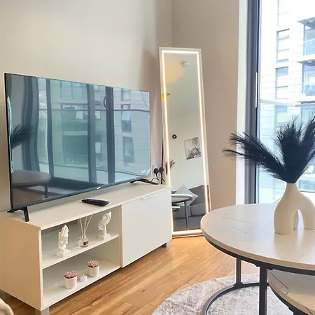 Luxury 2-bed High-rise In With Parking 公寓