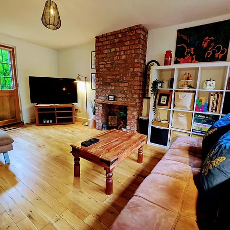 Detached House With Gated Parking In Whalley Range Villa