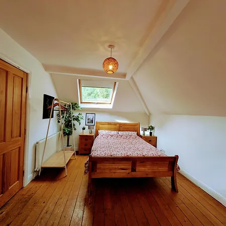 Detached House With Gated Parking In Whalley Range Villa Manchester
