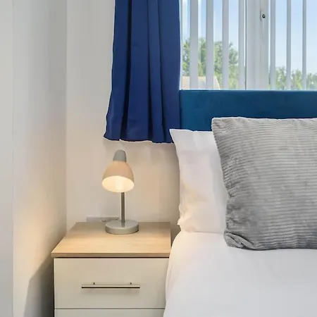 Spacious 4bed Home, Sleeps 10, Pool Table, Parking, Perfect For Groups