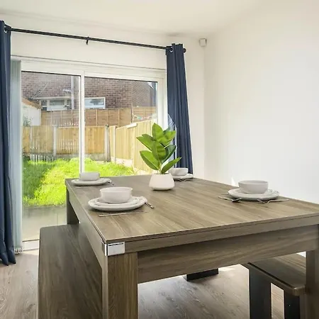 Spacious 4bed Home, Sleeps 10, Pool Table, Parking, Perfect For Groups