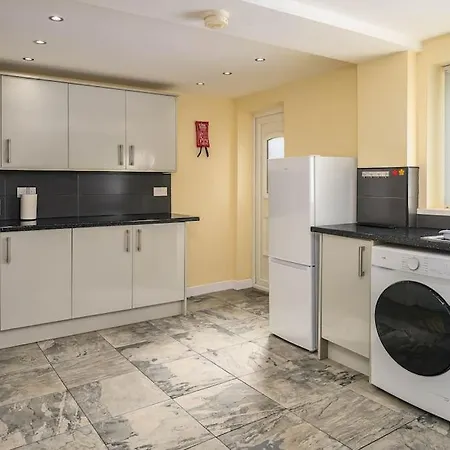 Spacious 4bed Home, Sleeps 10, Pool Table, Parking, Perfect For Groups Lägenhet *