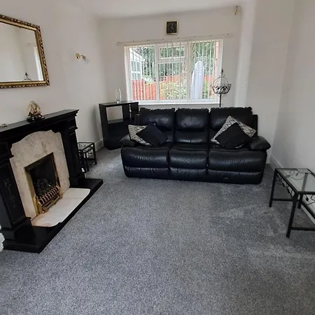 Prázdninový dům Dalton House - Three Bedroom Stretford Free Parking Near The Trafford Centre *