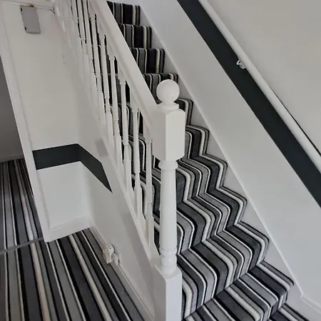 Dalton House - Three Bedroom Stretford Free Parking Near The Trafford Centre *