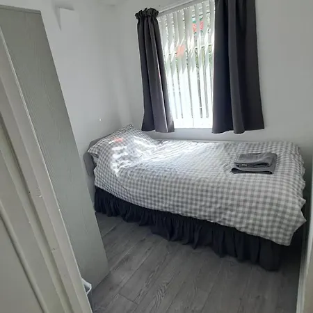 Casa de Férias Dalton House - Three Bedroom Stretford Free Parking Near The Trafford Centre Manchester