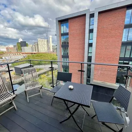 Modern Lux 2 Bed 2 Bath Ensuits *