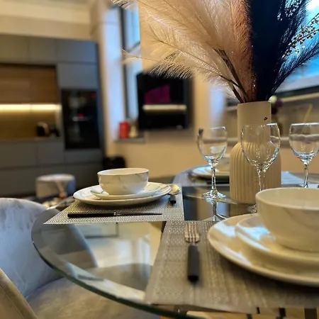 Stunning 2br In Chinatown Apartment *