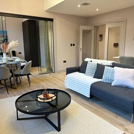 Stunning 2br In Chinatown Apartment *