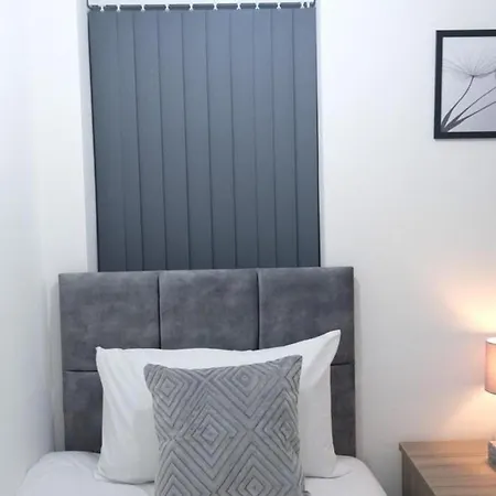 Ferienhaus Entire 3-bed House Sleeps 5 W Parking