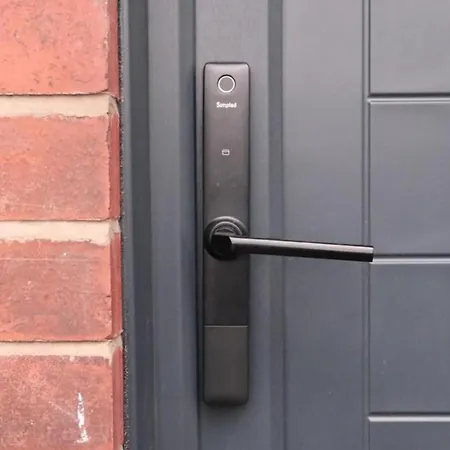 Ferienhaus Entire 3-bed House Sleeps 5 W Parking Manchester