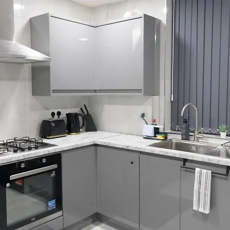 Entire House 3-bedrooms-sleeps5-parking Holiday home Manchester