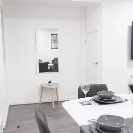 Entire 3-bed House Sleeps 5 W Parking Ferienhaus *