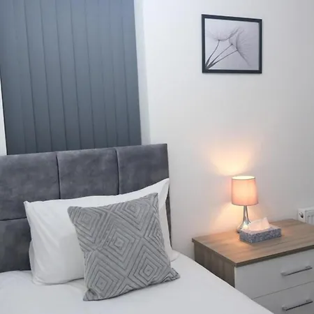 Entire 3-bed House Sleeps 5 W Parking Ferienhaus Manchester