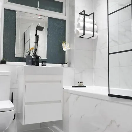 Entire 3-bed House Sleeps 5 W Parking *