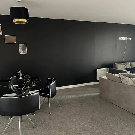 Stunning 2bd With River View 5min To Centre Apartment *