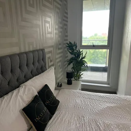 Stunning 2bd With River View 5min To Centre *