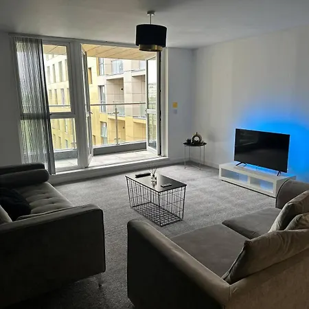Stunning 2bd With River View 5min To Centre Apartment