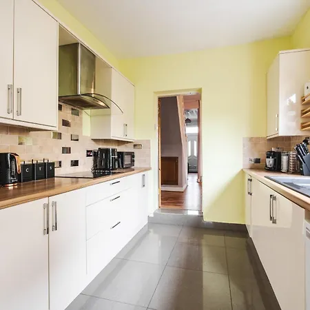 Vibrant & Spacious 3br House, Near & Salford Quays, Free Parking מנצ'סטר