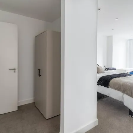 Spacious Skyline View 2bed Manchester
