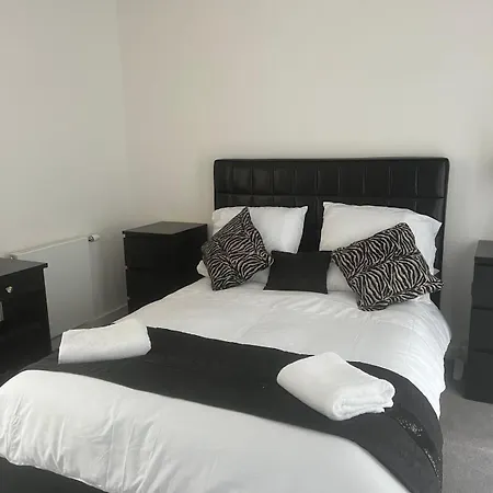Tatil Evi Spacious 3 Bed Modern House, Sleeps 6, Free Parking & Garden, Centre *