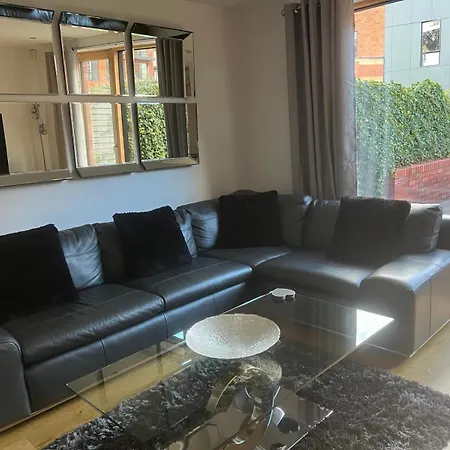 Spacious 3 Bed Modern House, Sleeps 6, Free Parking & Garden, Centre * Manchester