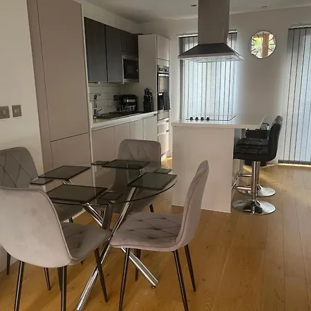Spacious 3 Bed Modern House, Sleeps 6, Free Parking & Garden, Centre Tatil Evi Manchester