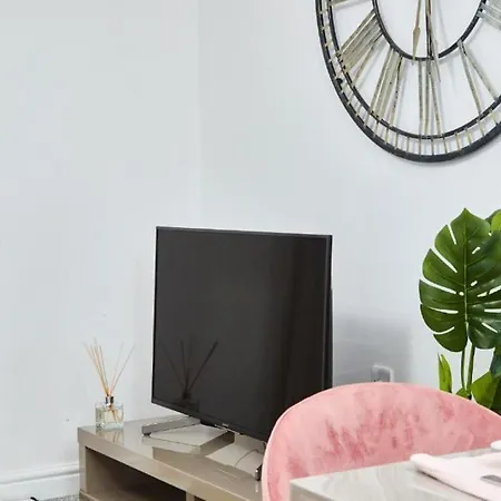 Large Stylish House - Sleeps 10 מנצ'סטר