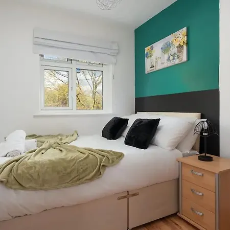 Tailored For Contractors & Business Guests - Driveway Parking Apartment Manchester