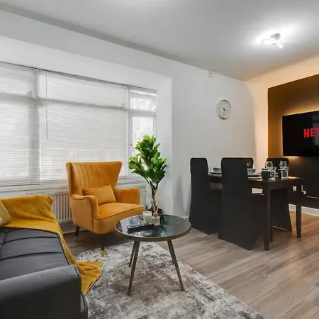 Tailored For Contractors & Business Guests - Driveway Parking Apartment Manchester