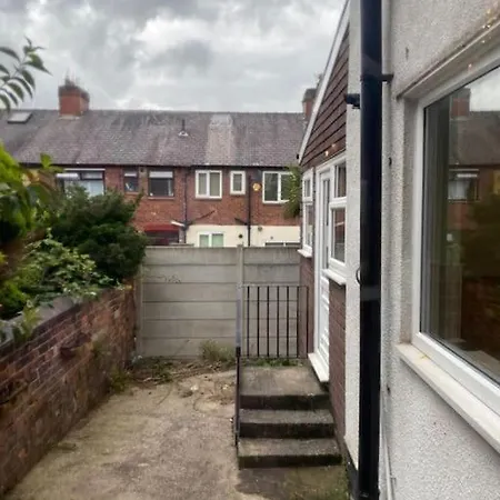 Ideal Long Retreat - Free Parking - Pool Table Apartament