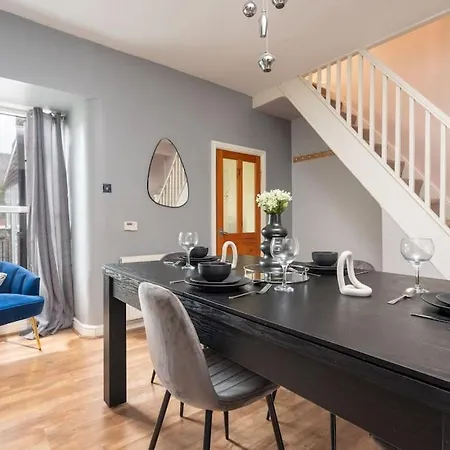 Ideal Long Retreat - Free Parking - Pool Table