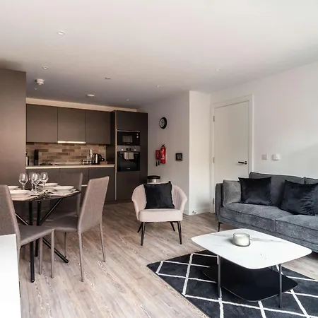 Contemporary 2 Bed Central