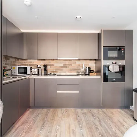 Contemporary 2 Bed Central *
