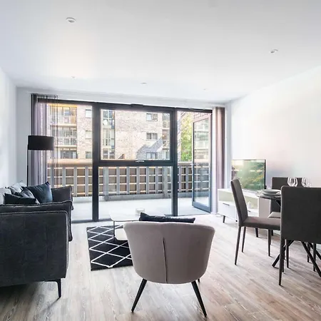 Contemporary 2 Bed Central Apartment