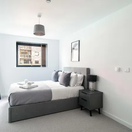 Contemporary 2 Bed Central