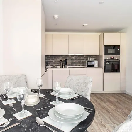Modern & Bright 2 Bed In