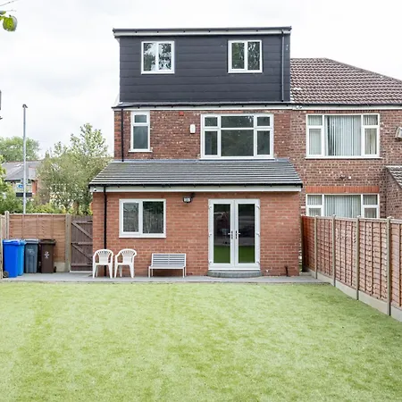 The Kent Luxury House Sleeps 14 Free Parking Holiday home *