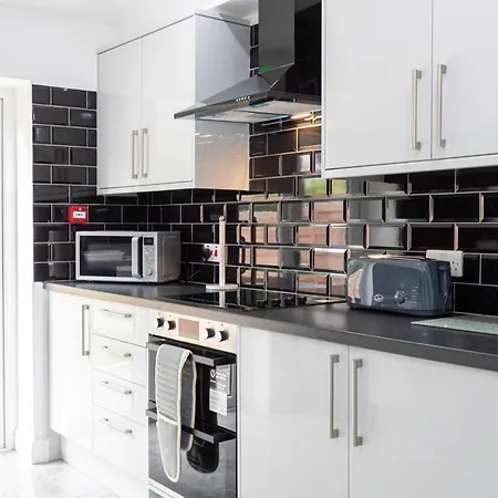 Dom wakacyjny The Kent Luxury House Sleeps 14 Free Parking