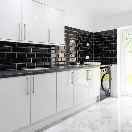 The Kent Luxury House Sleeps 14 Free Parking Holiday home