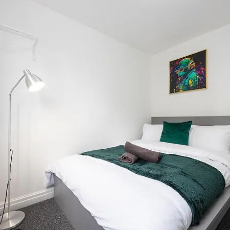 Holiday home The Kent Luxury House Sleeps 14 Free Parking Manchester