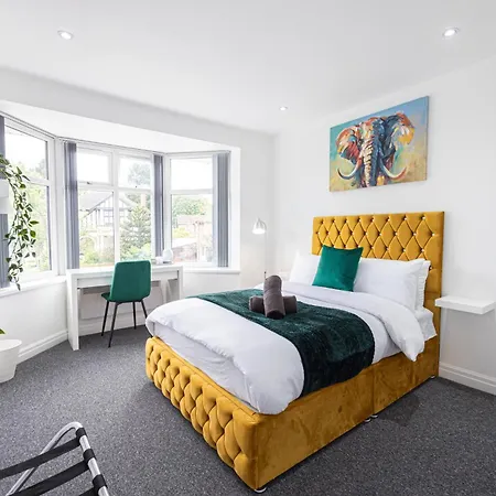 The Kent Luxury House Sleeps 14 Free Parking Holiday home *