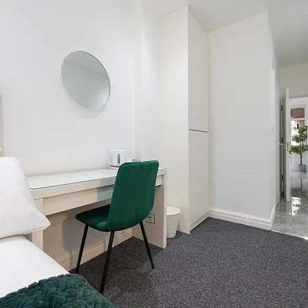 The Kent Luxury House Sleeps 14 Free Parking Manchester