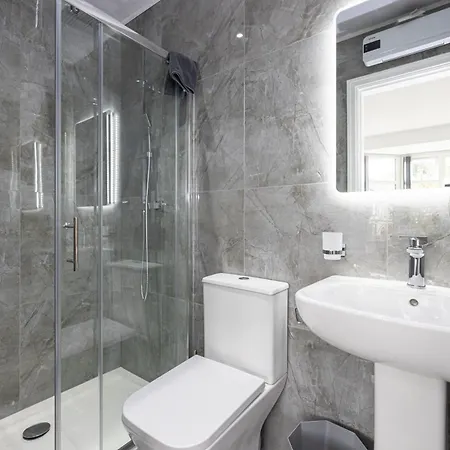 Holiday home The Kent Luxury House Sleeps 14 Free Parking