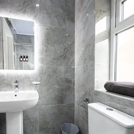 The Kent Luxury House Sleeps 14 Free Parking Holiday home *