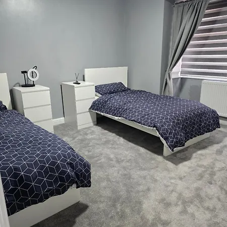 - House - Sleeps 6 - Parking - Garden Holiday home Manchester